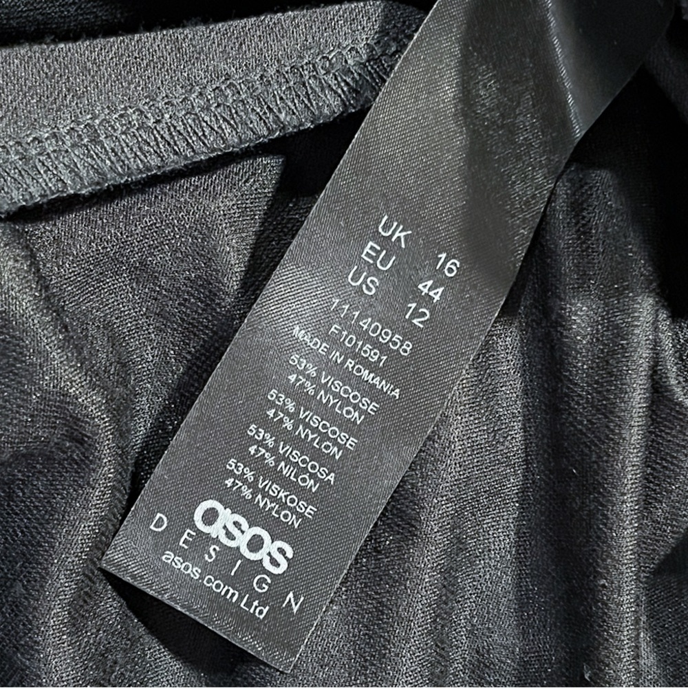 ASOS Design Textured Beach Shorts - Black - Picture 8 of 9